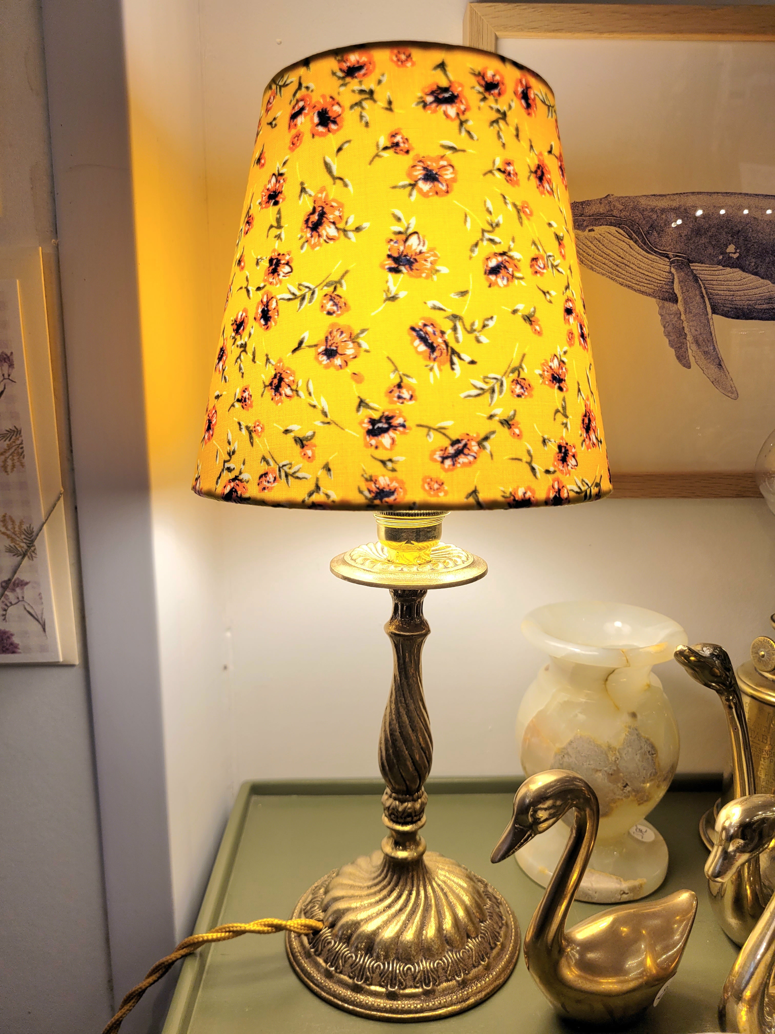 Un pied de lampe en laiton chiné avec amour (électrifié à neuf) assorti à un superbe abat-jour de la créatrice rennaise Aurélie Cousin