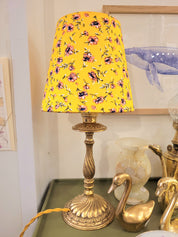 Un pied de lampe en laiton chiné avec amour (électrifié à neuf) assorti à un superbe abat-jour de la créatrice rennaise Aurélie Cousin