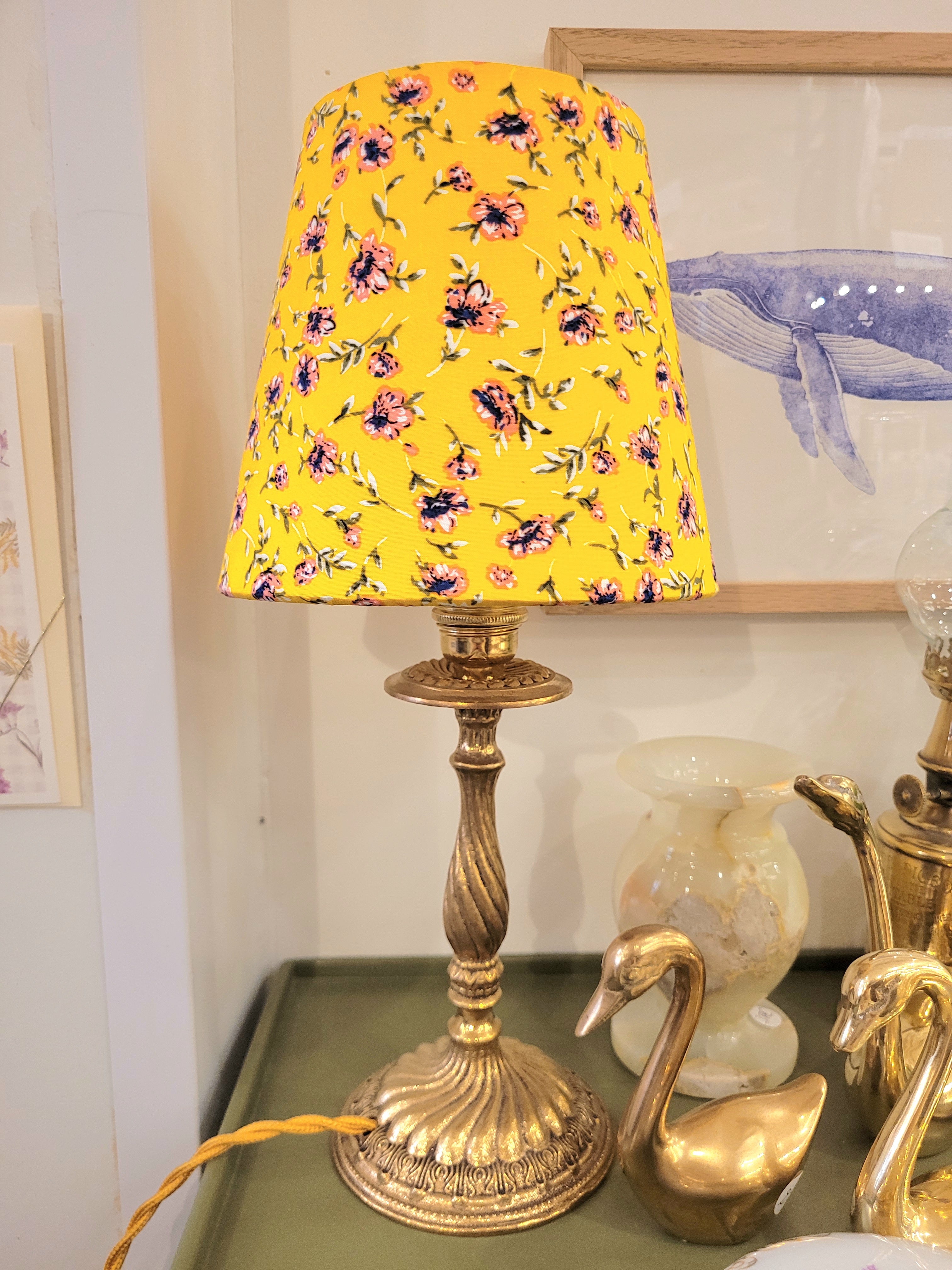 Un pied de lampe en laiton chiné avec amour (électrifié à neuf) assorti à un superbe abat-jour de la créatrice rennaise Aurélie Cousin