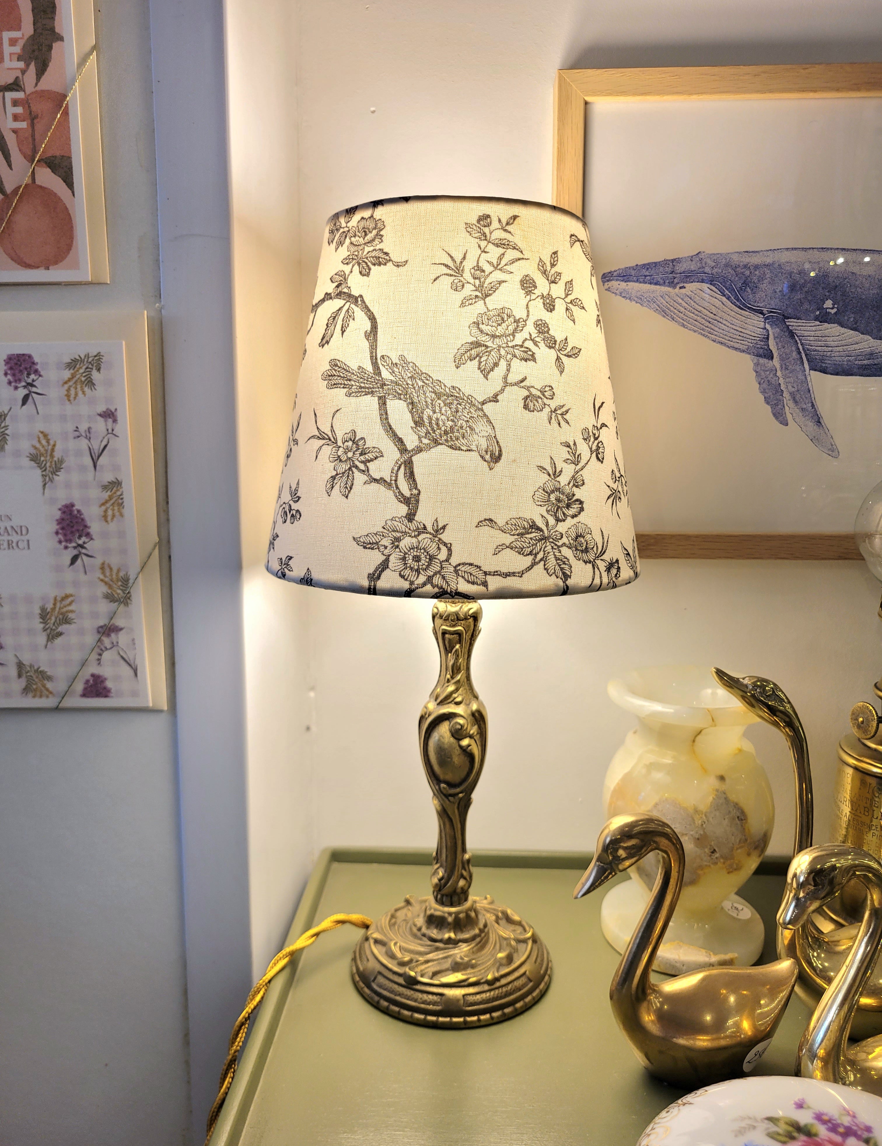 Un pied de lampe en laiton chiné avec amour (électrifié à neuf) assorti à un superbe abat-jour de la créatrice rennaise Aurélie Cousin