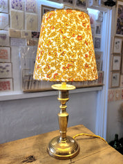 Un pied de lampe en laiton chiné avec amour (électrifié à neuf) assorti à un superbe abat-jour de la créatrice rennaise Aurélie Cousin, 