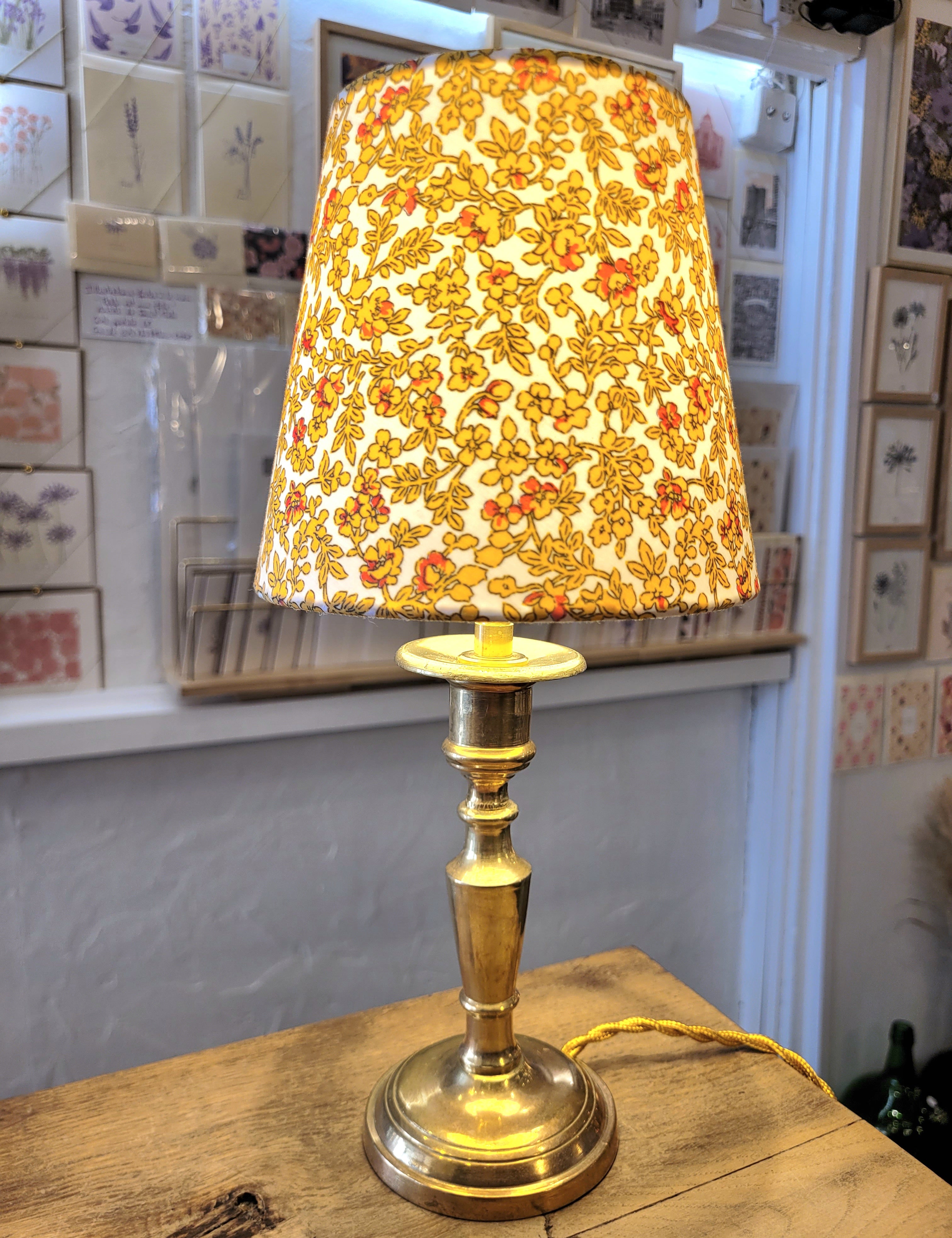 Un pied de lampe en laiton chiné avec amour (électrifié à neuf) assorti à un superbe abat-jour de la créatrice rennaise Aurélie Cousin, 