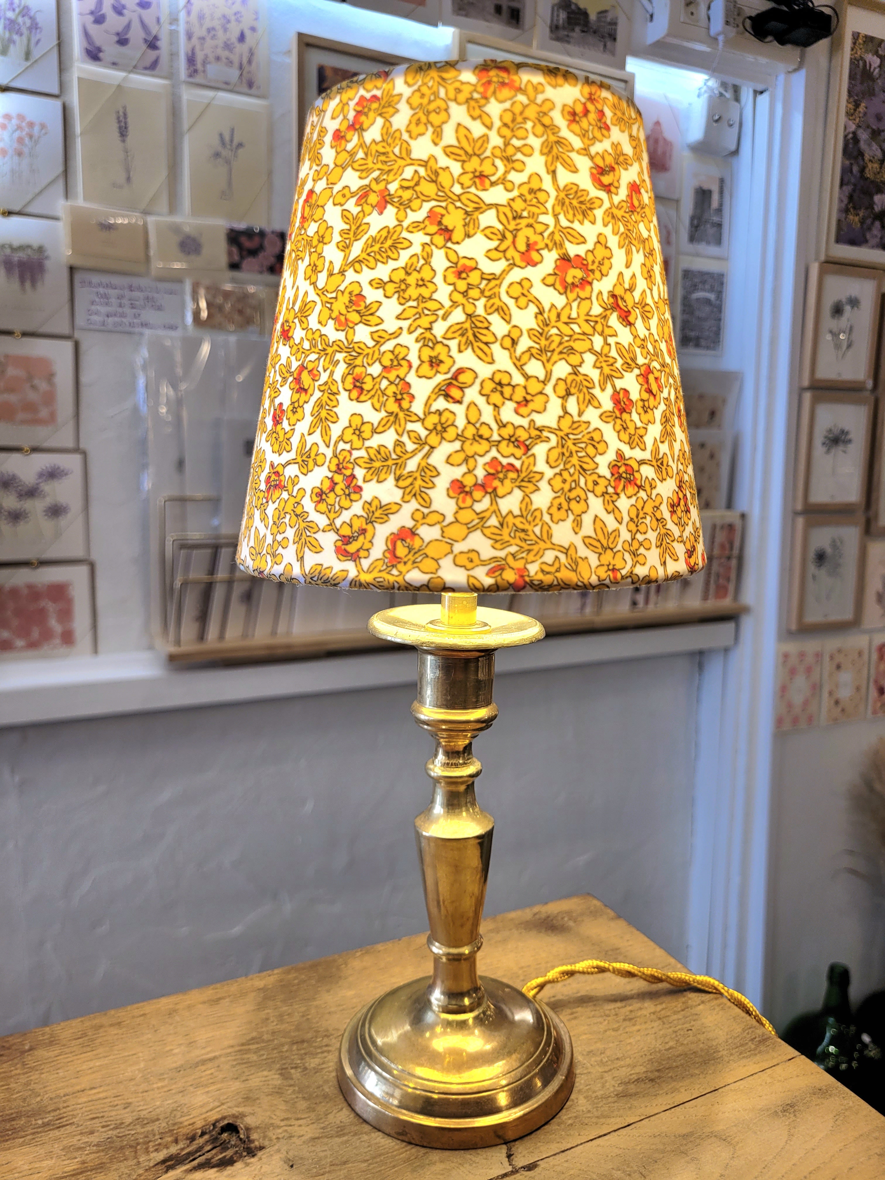 Un pied de lampe en laiton chiné avec amour (électrifié à neuf) assorti à un superbe abat-jour de la créatrice rennaise Aurélie Cousin, 