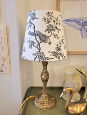 Un pied de lampe en laiton chiné avec amour (électrifié à neuf) assorti à un superbe abat-jour de la créatrice rennaise Aurélie Cousin