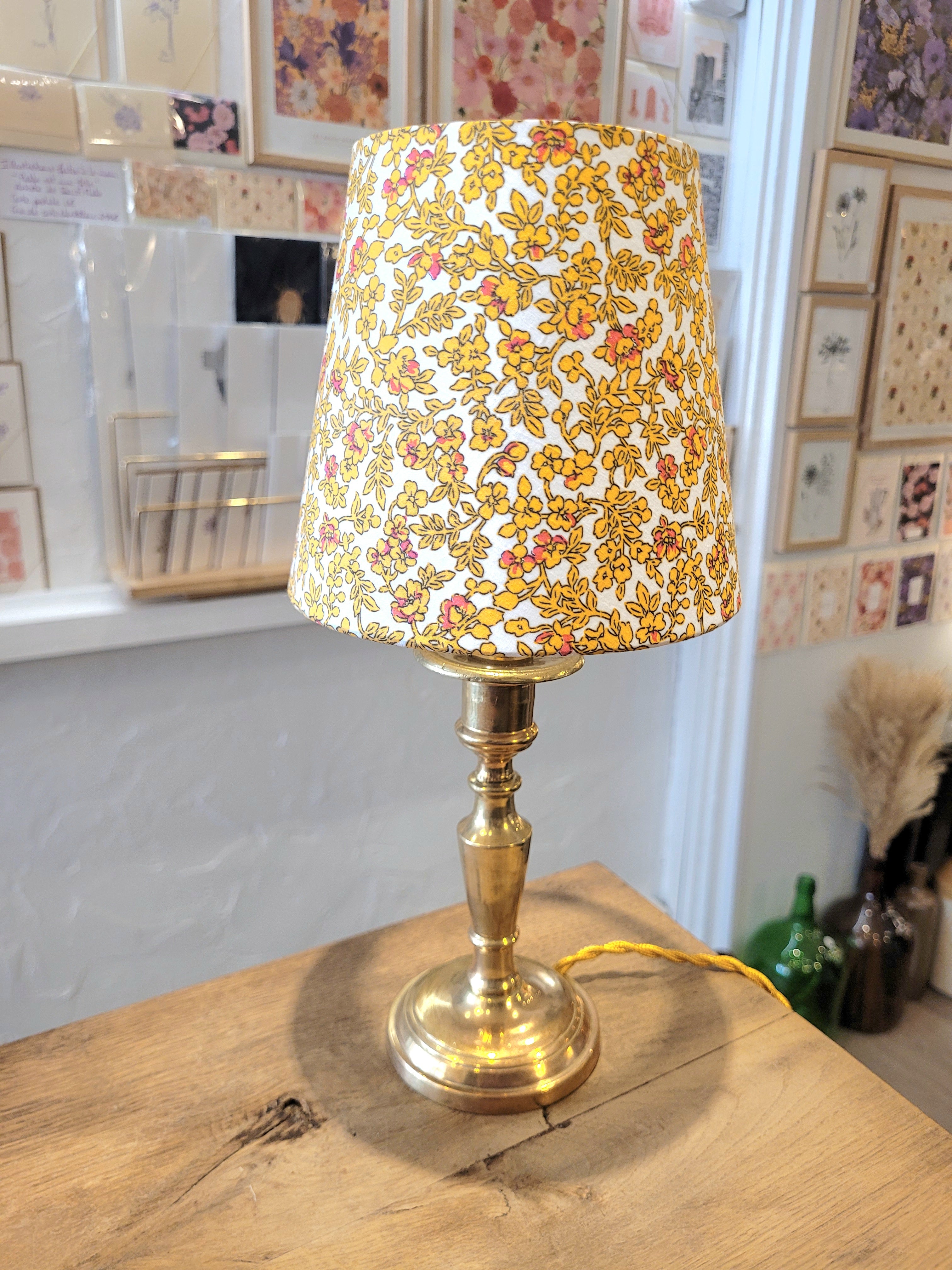 Un pied de lampe en laiton chiné avec amour (électrifié à neuf) assorti à un superbe abat-jour de la créatrice rennaise Aurélie Cousin, 