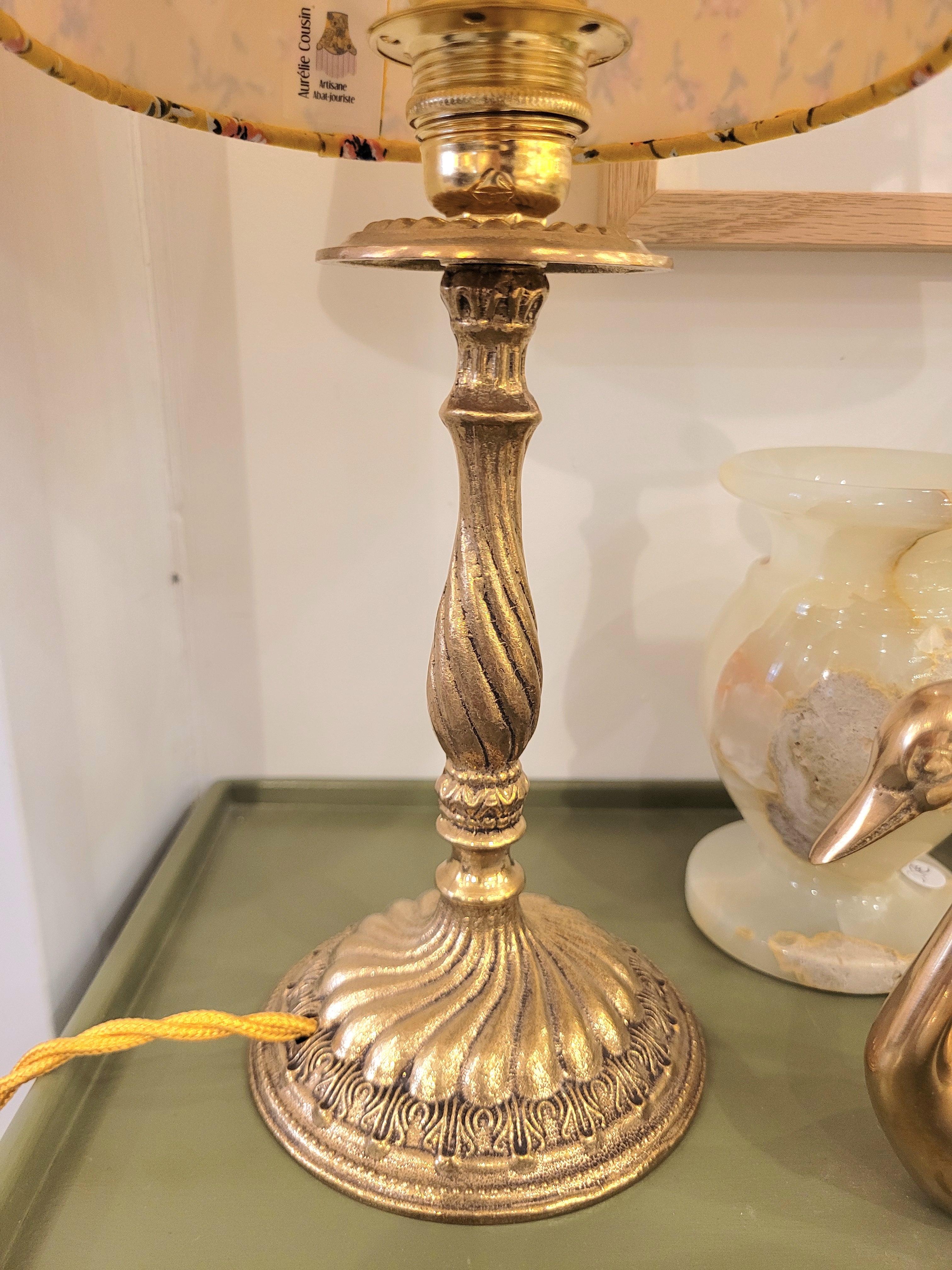 Un pied de lampe en laiton chiné avec amour (électrifié à neuf) assorti à un superbe abat-jour de la créatrice rennaise Aurélie Cousin