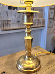 Un pied de lampe en laiton chiné avec amour (électrifié à neuf) assorti à un superbe abat-jour de la créatrice rennaise Aurélie Cousin, 