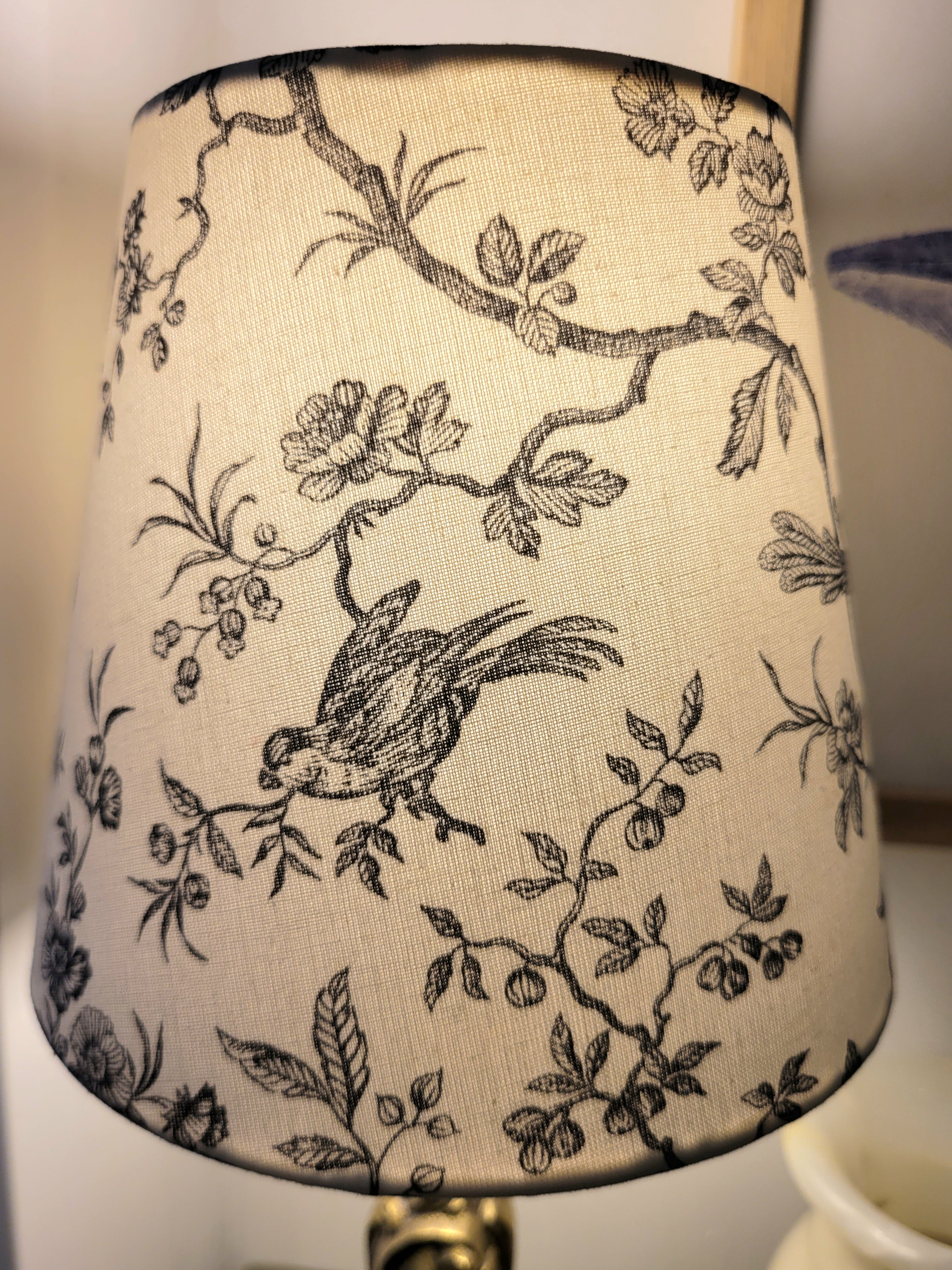 Un pied de lampe en laiton chiné avec amour (électrifié à neuf) assorti à un superbe abat-jour de la créatrice rennaise Aurélie Cousin