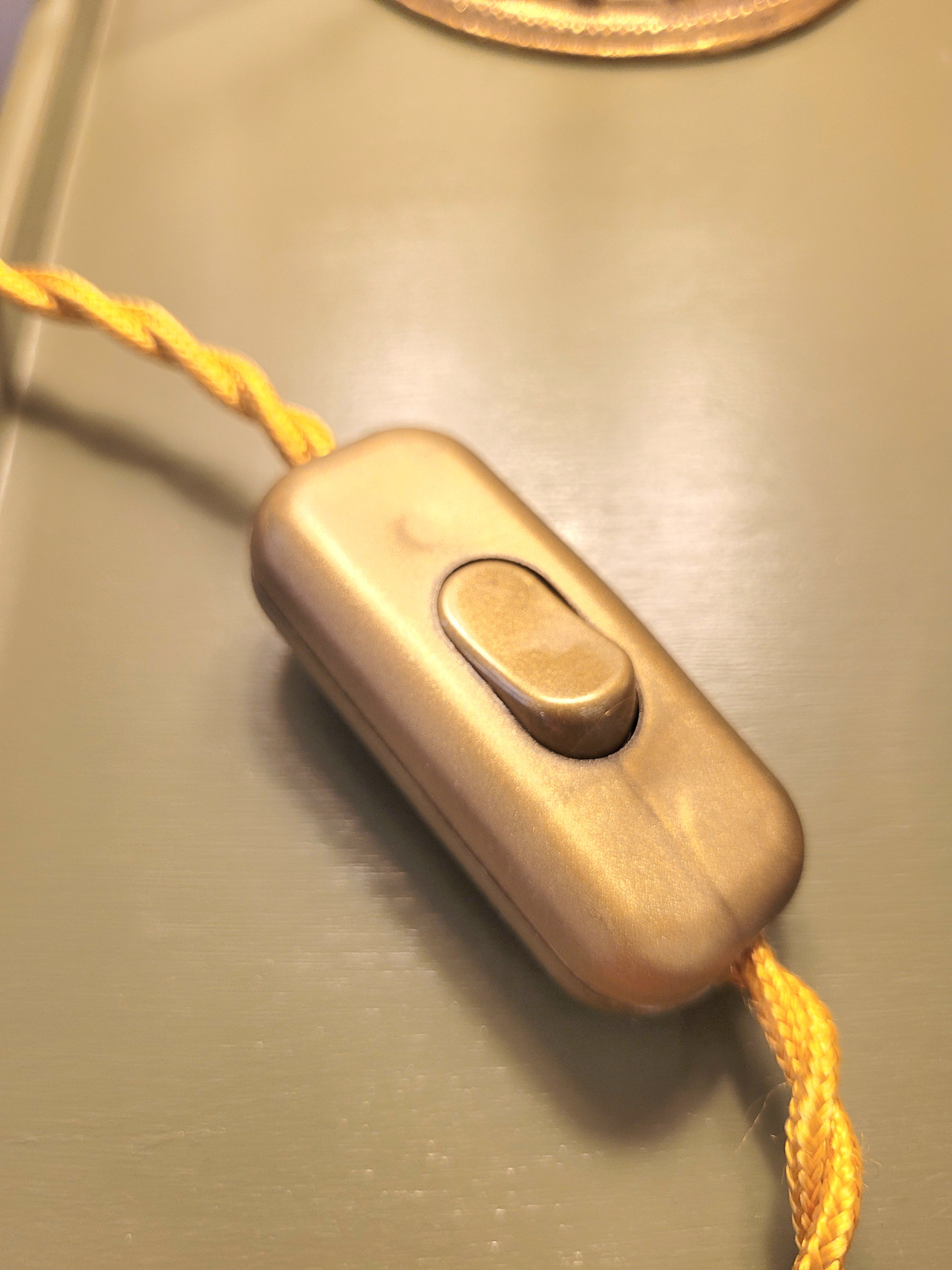 Un pied de lampe en laiton chiné avec amour (électrifié à neuf) assorti à un superbe abat-jour de la créatrice rennaise Aurélie Cousin