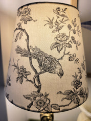 Un pied de lampe en laiton chiné avec amour (électrifié à neuf) assorti à un superbe abat-jour de la créatrice rennaise Aurélie Cousin