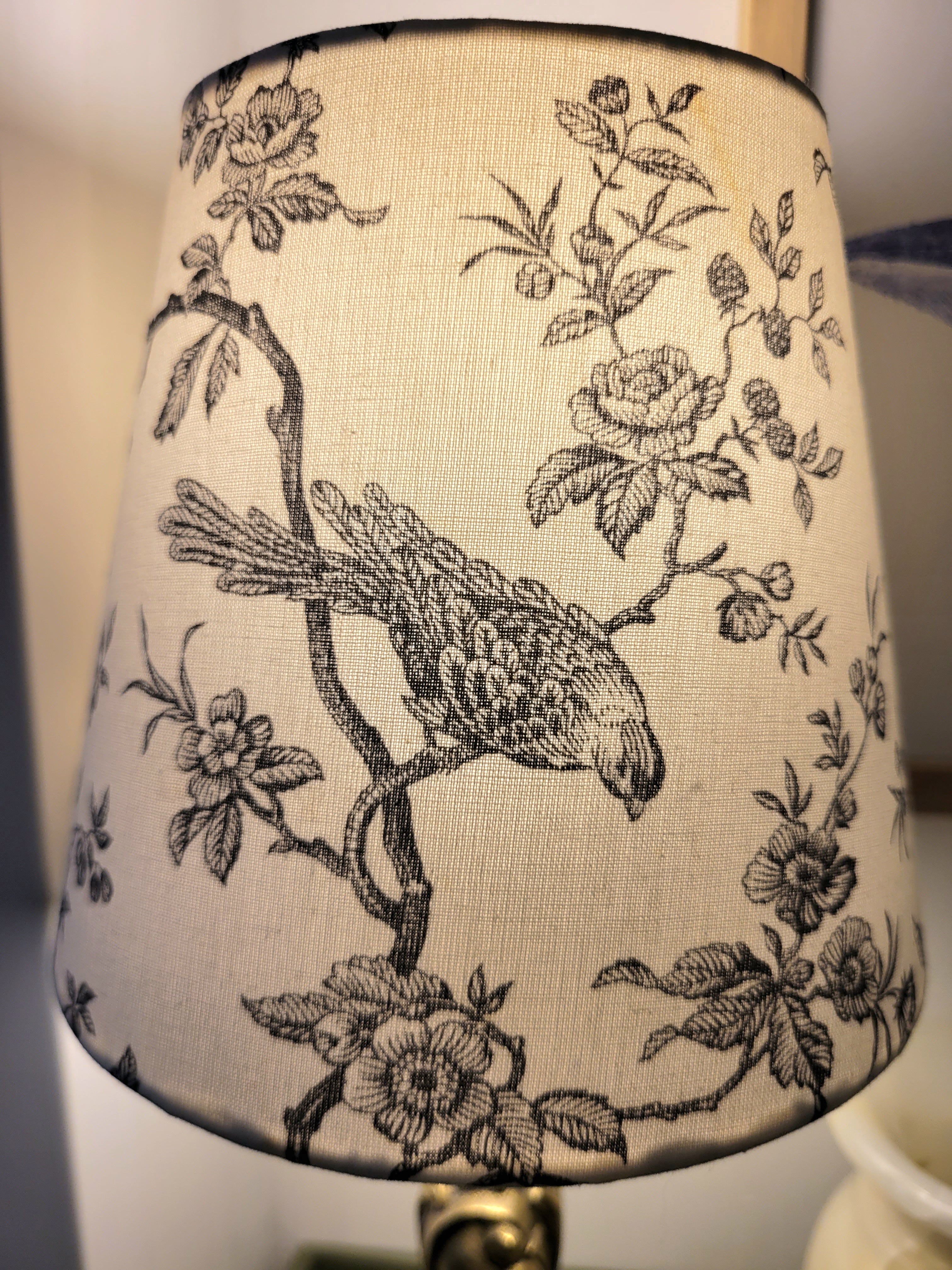 Un pied de lampe en laiton chiné avec amour (électrifié à neuf) assorti à un superbe abat-jour de la créatrice rennaise Aurélie Cousin