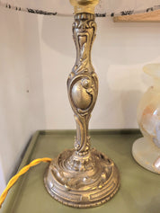 Un pied de lampe en laiton chiné avec amour (électrifié à neuf) assorti à un superbe abat-jour de la créatrice rennaise Aurélie Cousin