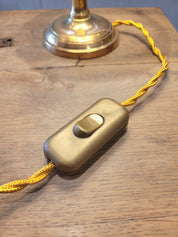 Un pied de lampe en laiton chiné avec amour (électrifié à neuf) assorti à un superbe abat-jour de la créatrice rennaise Aurélie Cousin, 