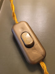 Un pied de lampe en laiton chiné avec amour (électrifié à neuf) assorti à un superbe abat-jour de la créatrice rennaise Aurélie Cousin