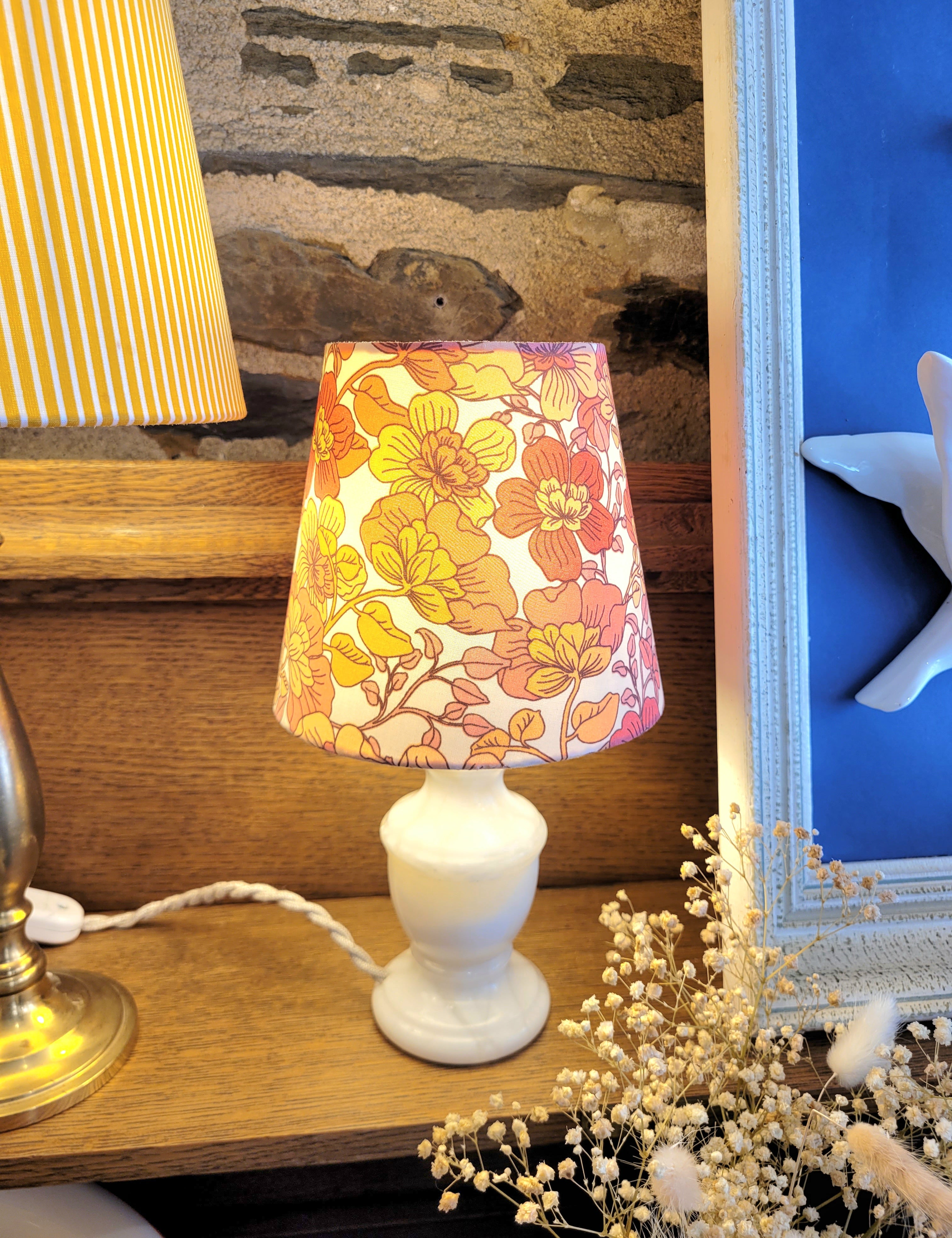 Un pied de lampe en onyx blanc chiné avec amour (électrifié à neuf) assorti à un superbe abat-jour de la créatrice rennaise Aurélie Cousin rennes