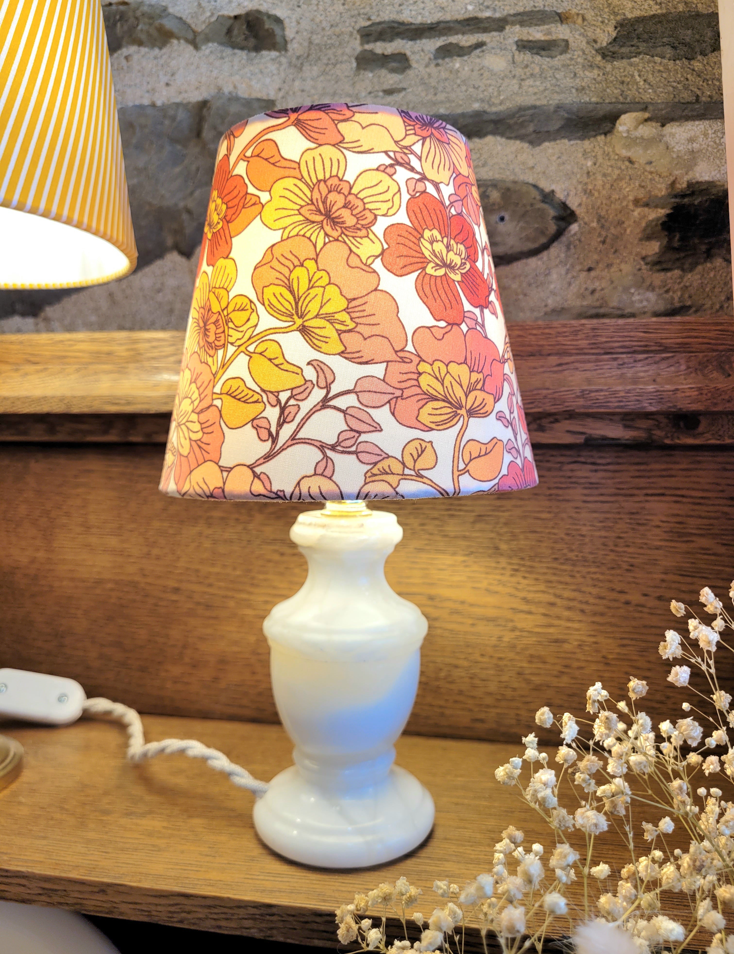 Un pied de lampe en onyx blanc chiné avec amour (électrifié à neuf) assorti à un superbe abat-jour de la créatrice rennaise Aurélie Cousin rennes