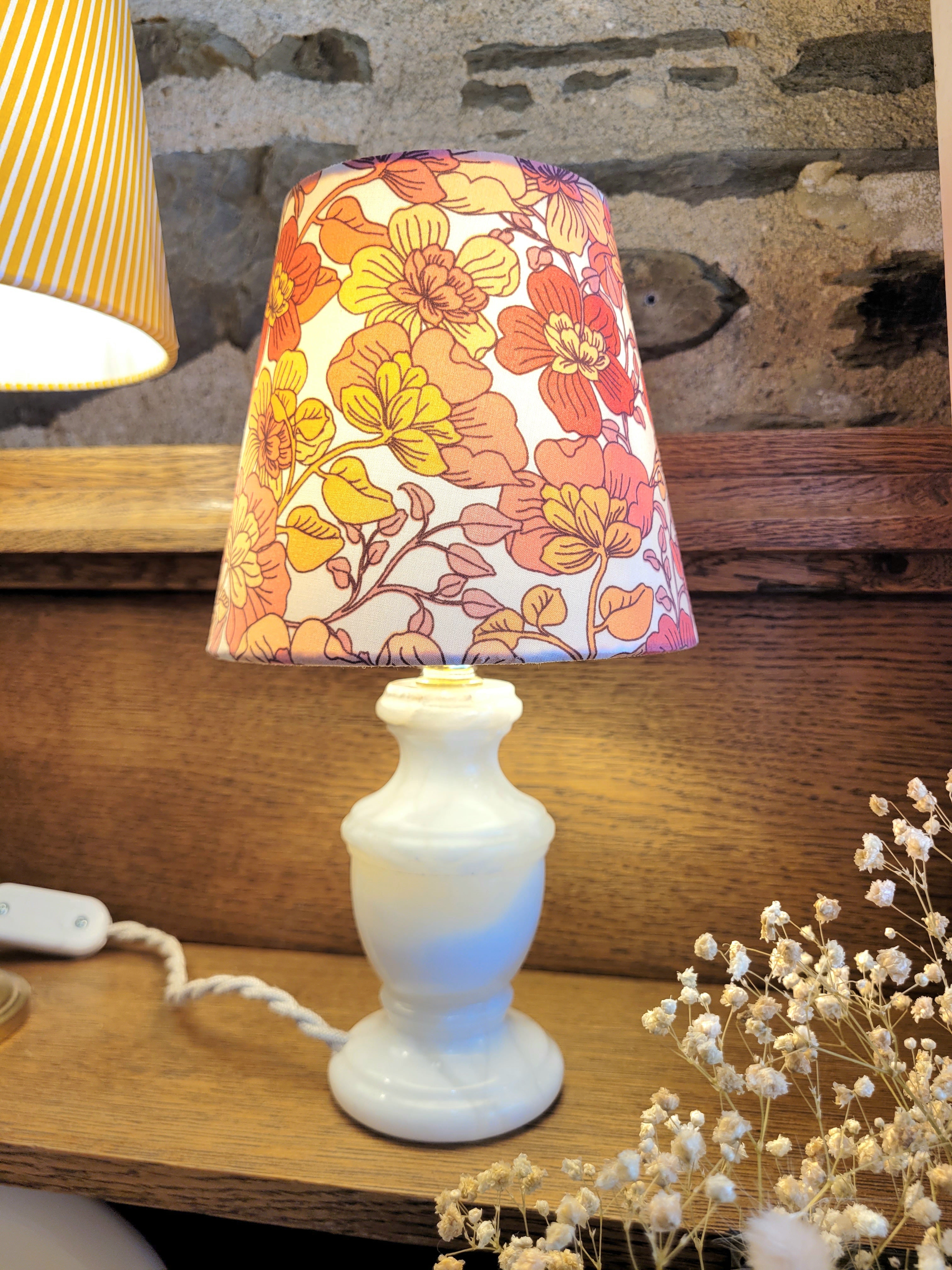 Un pied de lampe en onyx blanc chiné avec amour (électrifié à neuf) assorti à un superbe abat-jour de la créatrice rennaise Aurélie Cousin rennes