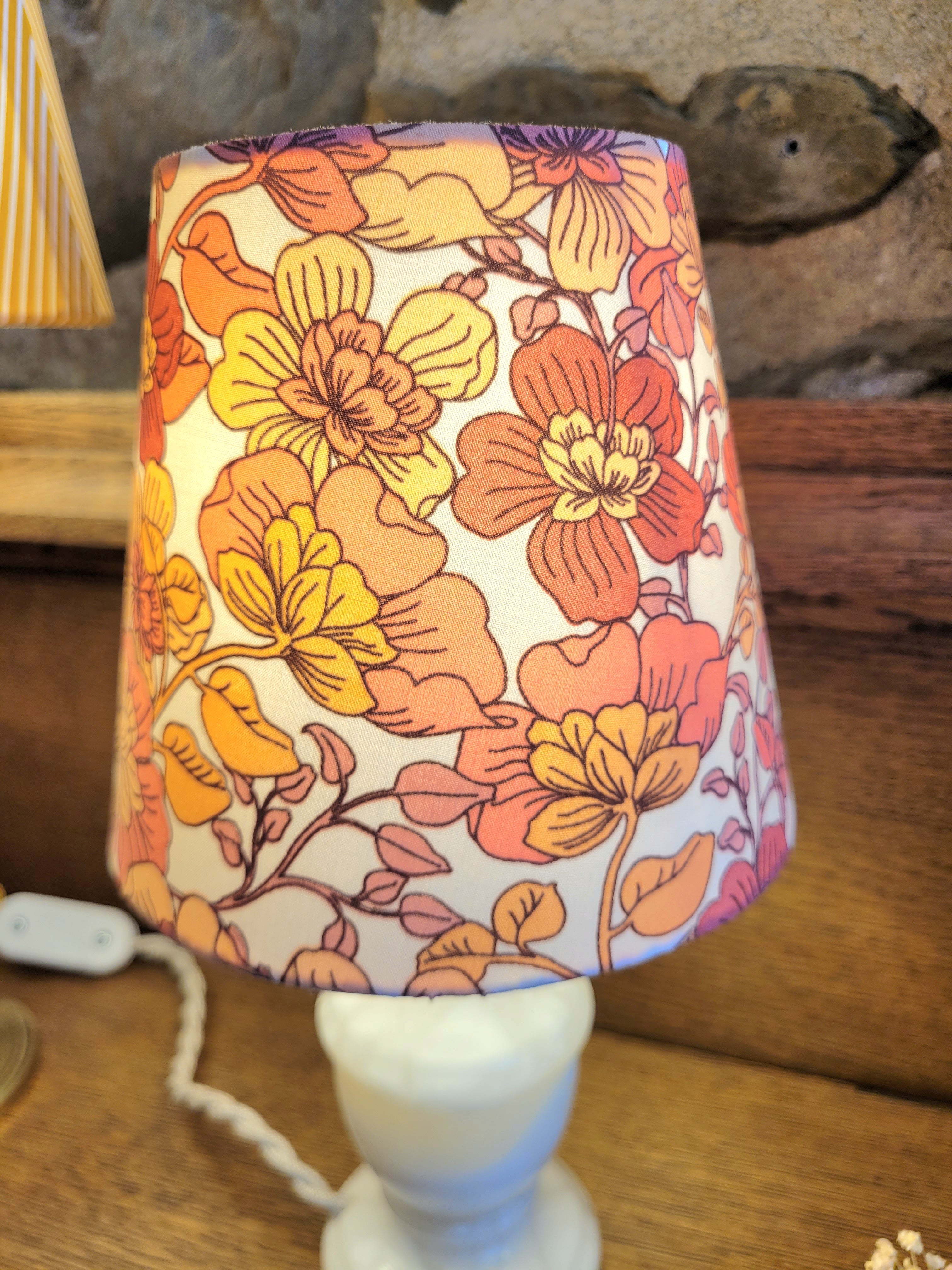 Un pied de lampe en onyx blanc chiné avec amour (électrifié à neuf) assorti à un superbe abat-jour de la créatrice rennaise Aurélie Cousin rennes