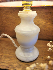 Un pied de lampe en onyx blanc chiné avec amour (électrifié à neuf) assorti à un superbe abat-jour de la créatrice rennaise Aurélie Cousin rennes