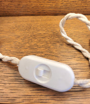 Un pied de lampe en onyx blanc chiné avec amour (électrifié à neuf) assorti à un superbe abat-jour de la créatrice rennaise Aurélie Cousin rennes