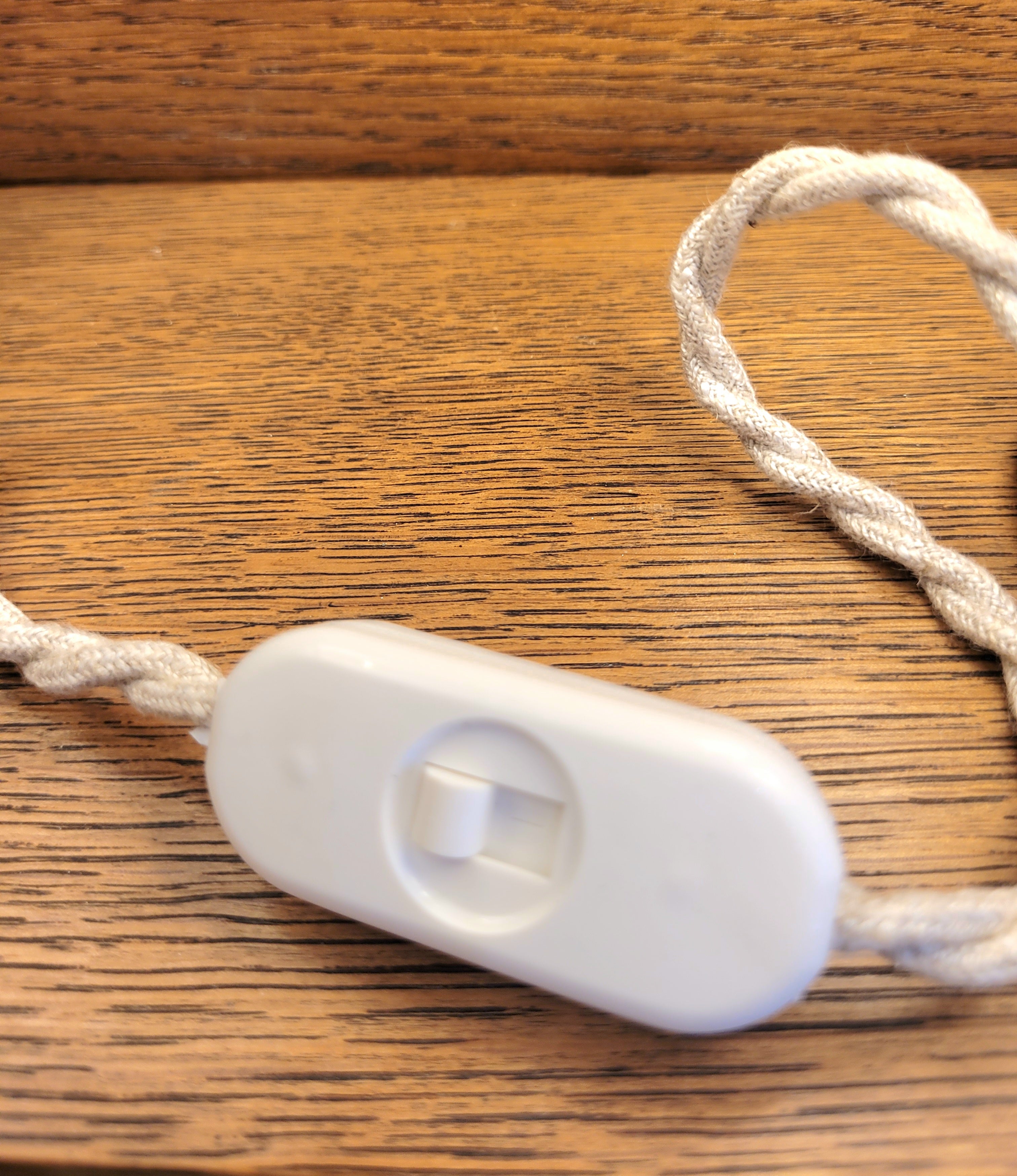 Un pied de lampe en onyx blanc chiné avec amour (électrifié à neuf) assorti à un superbe abat-jour de la créatrice rennaise Aurélie Cousin rennes