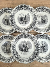 assiettes parlantes à dessert en faïence blanche et motifs gris/noirs de la manufacture de Creil et Montereau.