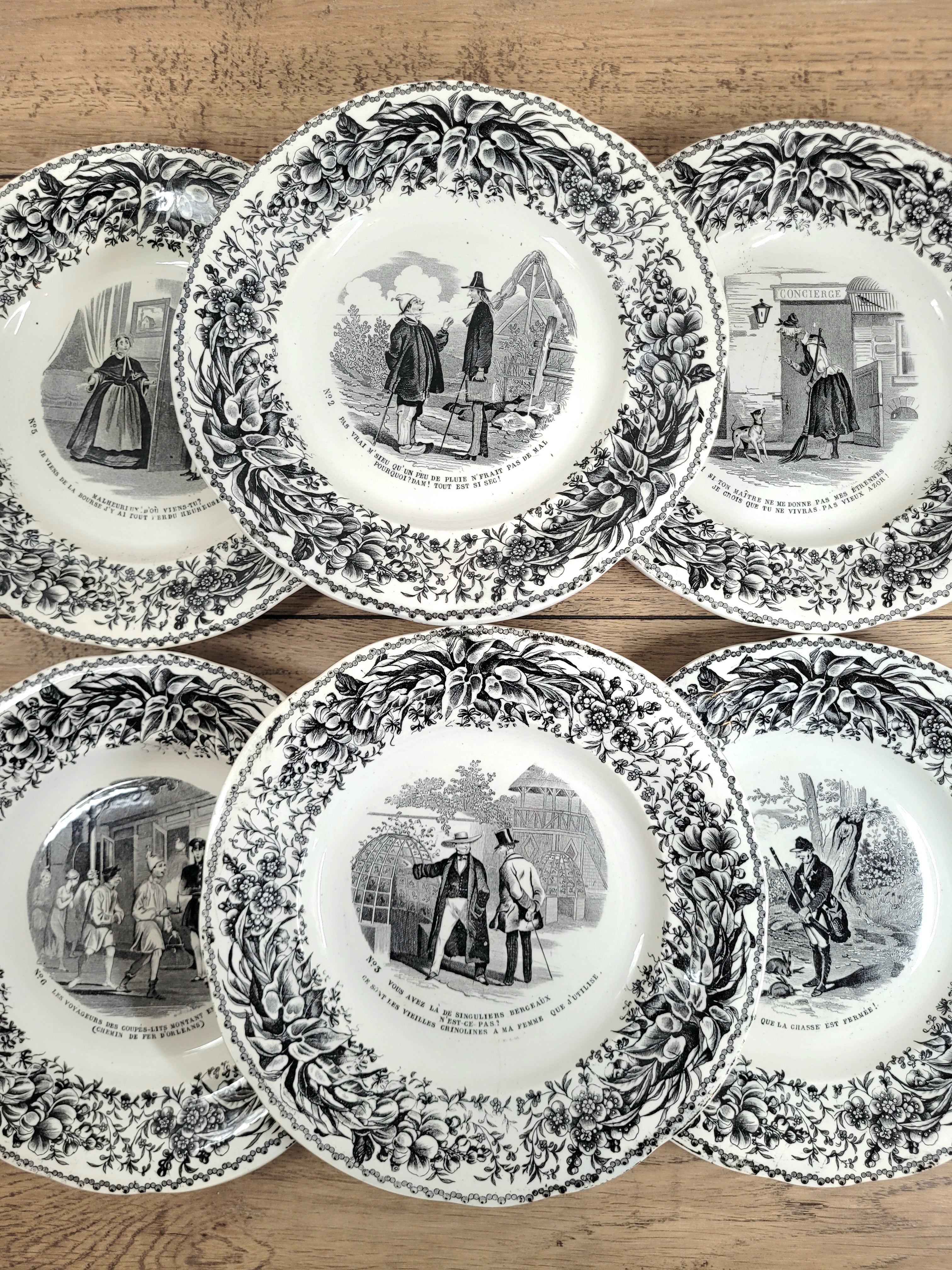 assiettes parlantes à dessert en faïence blanche et motifs gris/noirs de la manufacture de Creil et Montereau.
