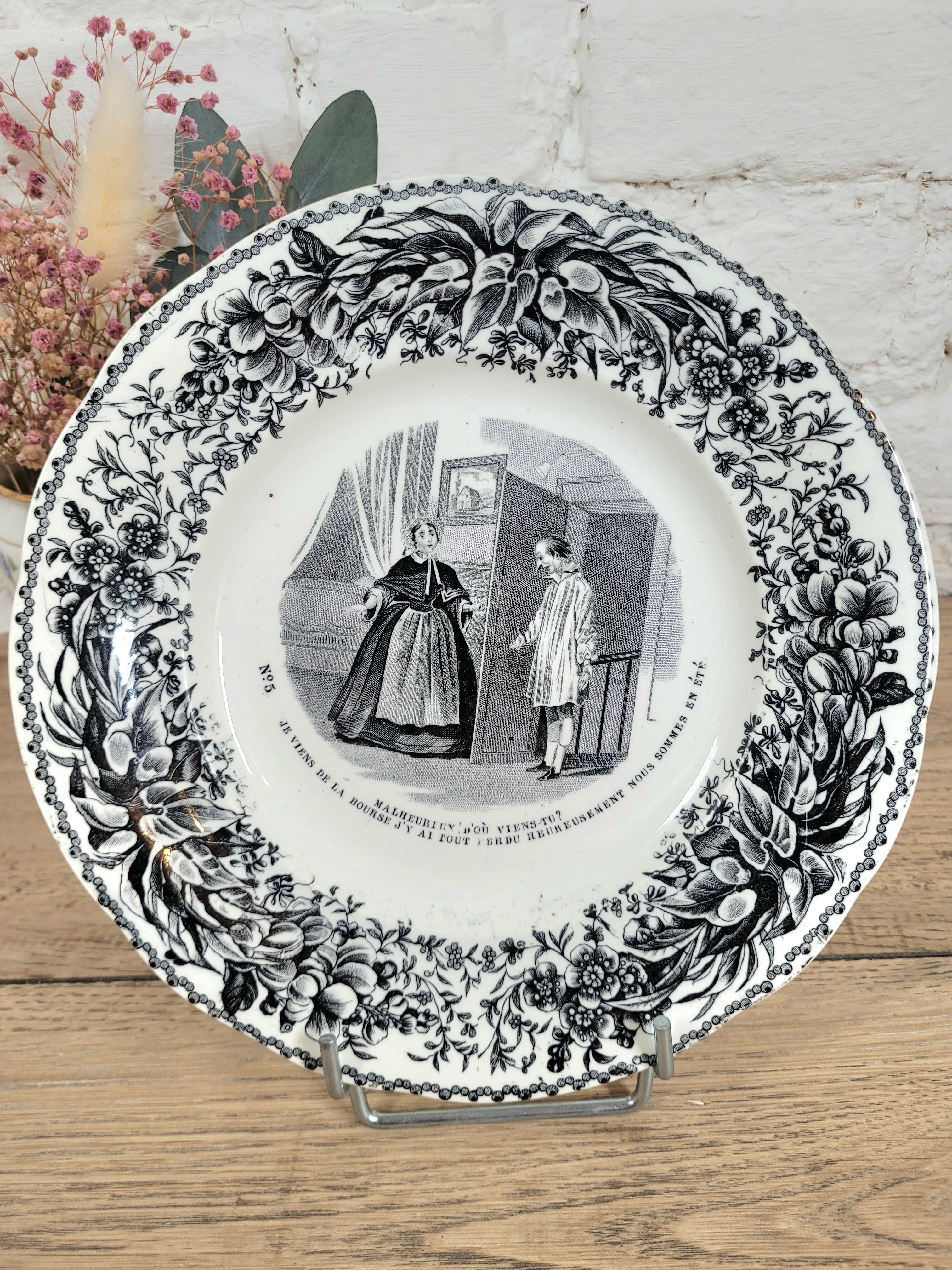 assiettes parlantes à dessert en faïence blanche et motifs gris/noirs de la manufacture de Creil et Montereau.
