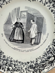 assiettes parlantes à dessert en faïence blanche et motifs gris/noirs de la manufacture de Creil et Montereau.