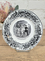 assiettes parlantes à dessert en faïence blanche et motifs gris/noirs de la manufacture de Creil et Montereau.