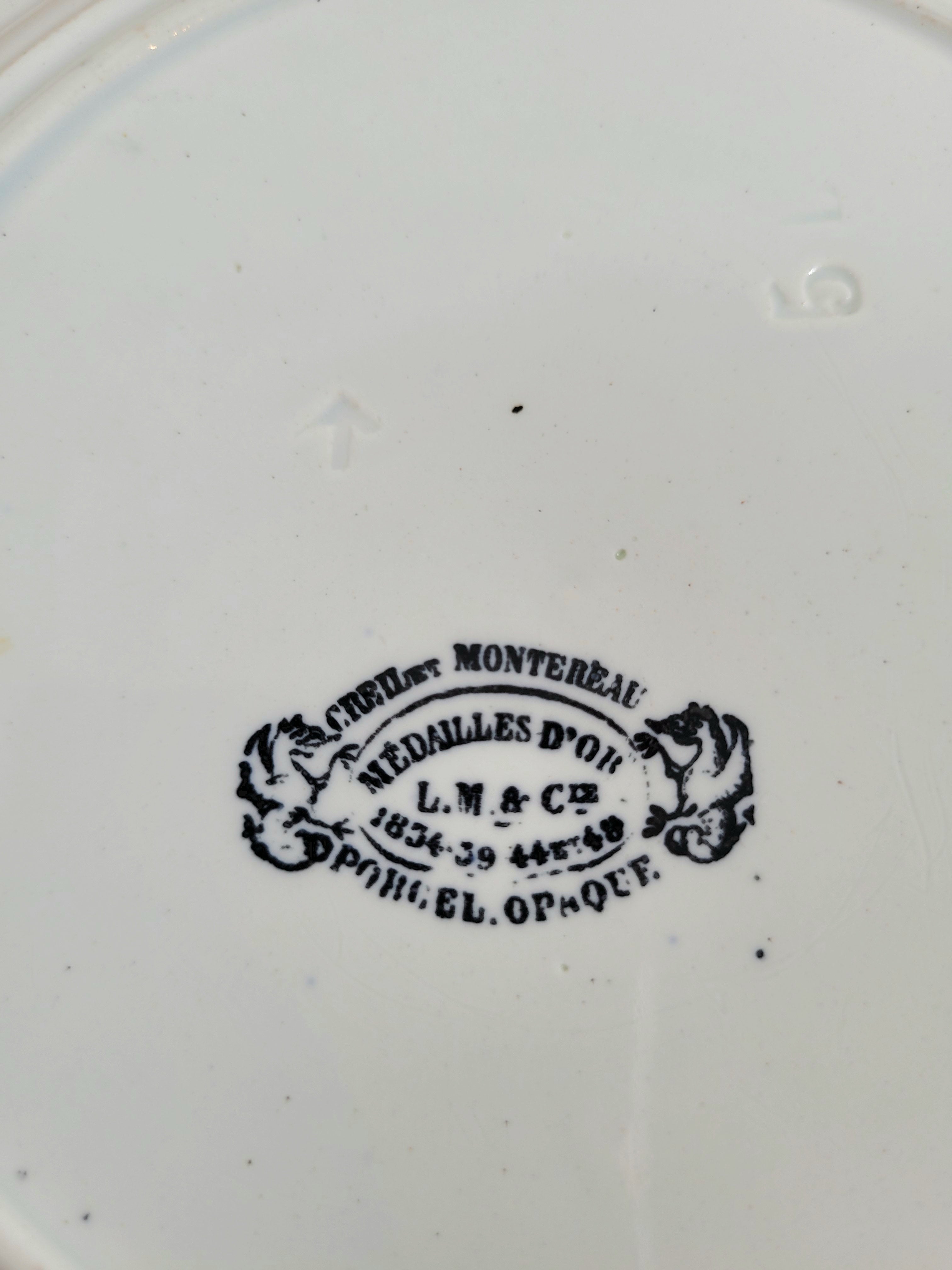 assiettes parlantes à dessert en faïence blanche et motifs gris/noirs de la manufacture de Creil et Montereau.