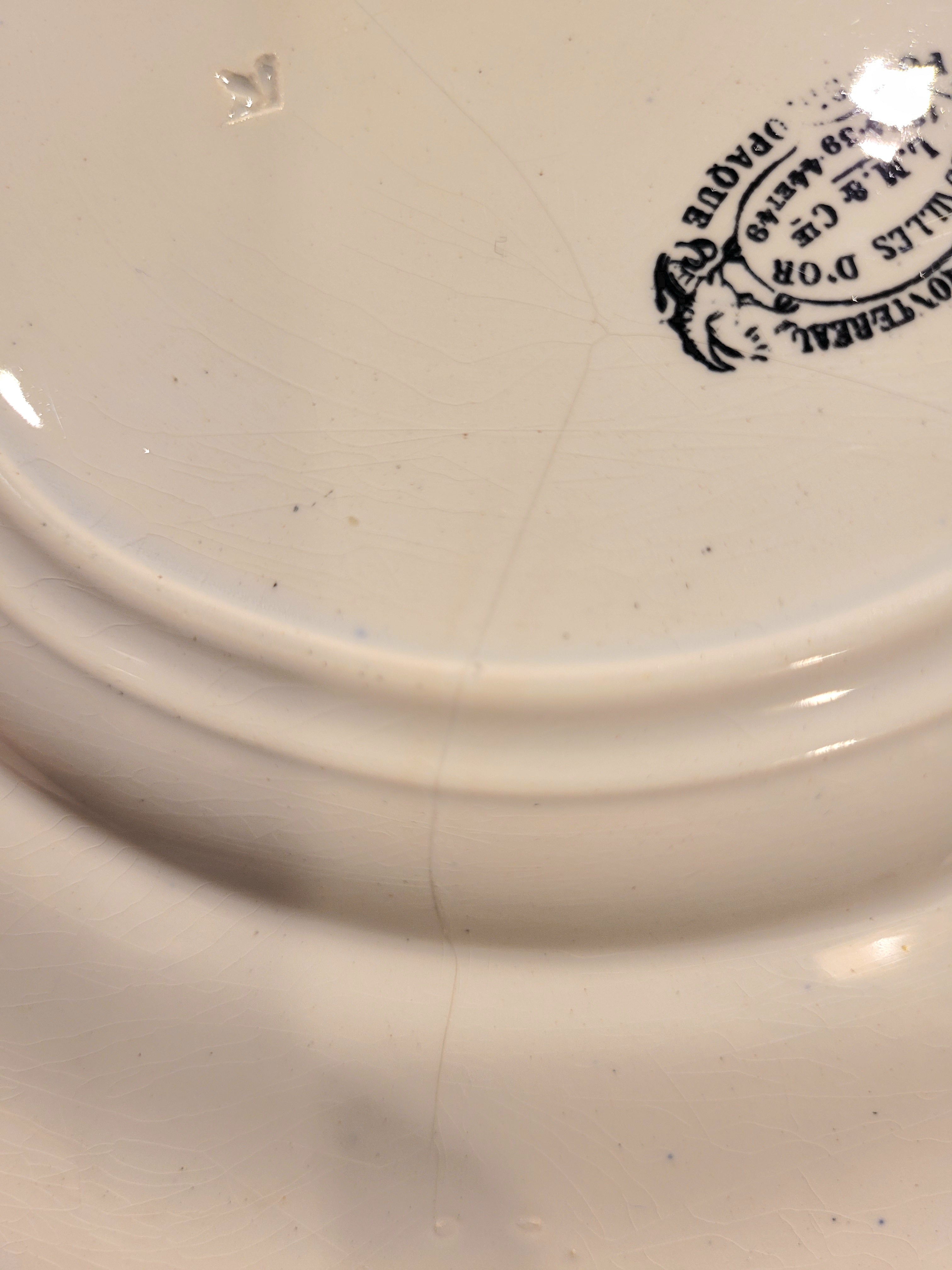 assiettes parlantes à dessert en faïence blanche et motifs gris/noirs de la manufacture de Creil et Montereau.