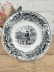 assiettes parlantes à dessert en faïence blanche et motifs gris/noirs de la manufacture de Creil et Montereau.