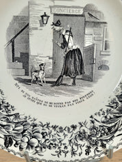 assiettes parlantes à dessert en faïence blanche et motifs gris/noirs de la manufacture de Creil et Montereau.