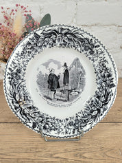 assiettes parlantes à dessert en faïence blanche et motifs gris/noirs de la manufacture de Creil et Montereau.