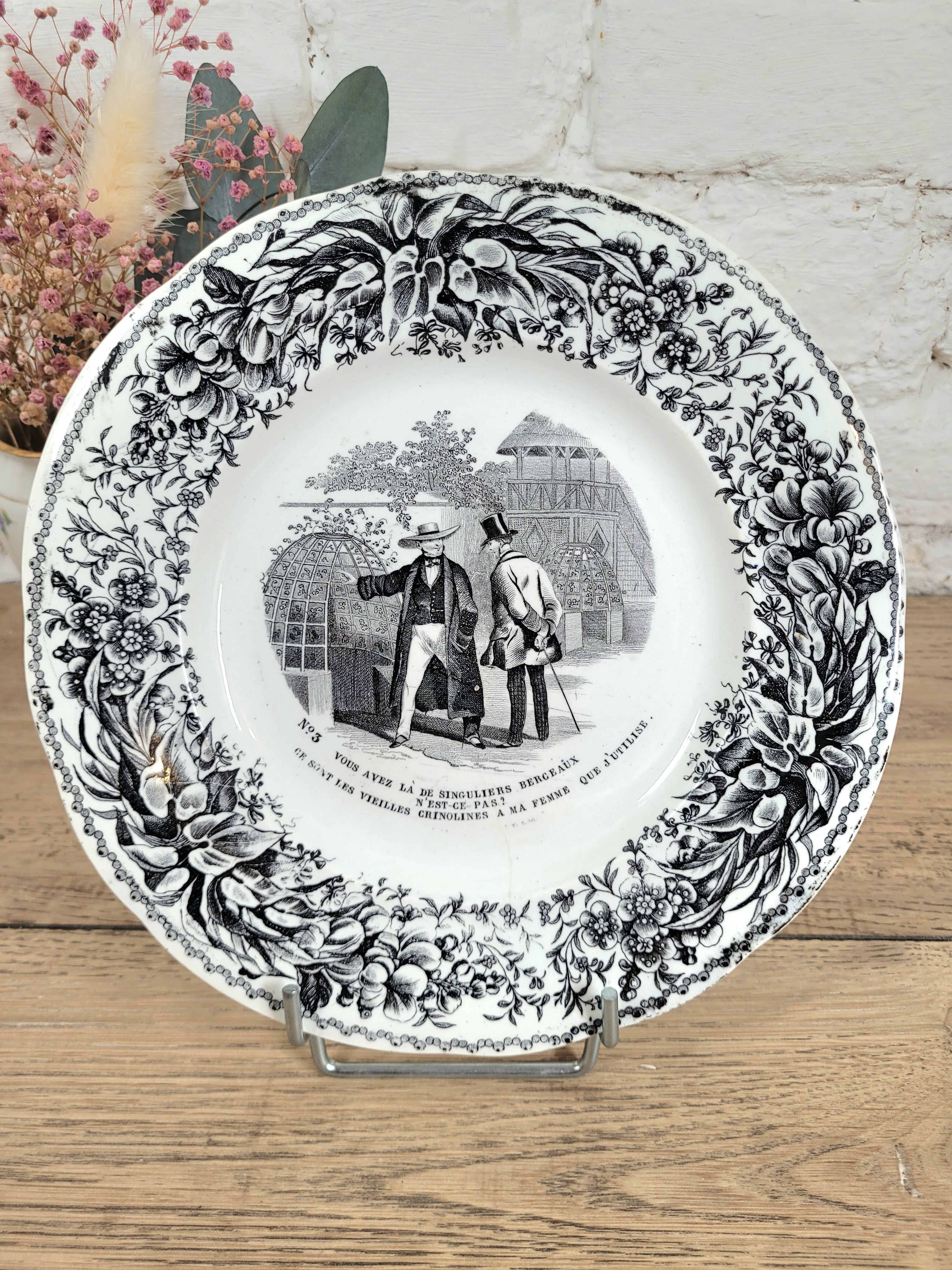 assiettes parlantes à dessert en faïence blanche et motifs gris/noirs de la manufacture de Creil et Montereau.