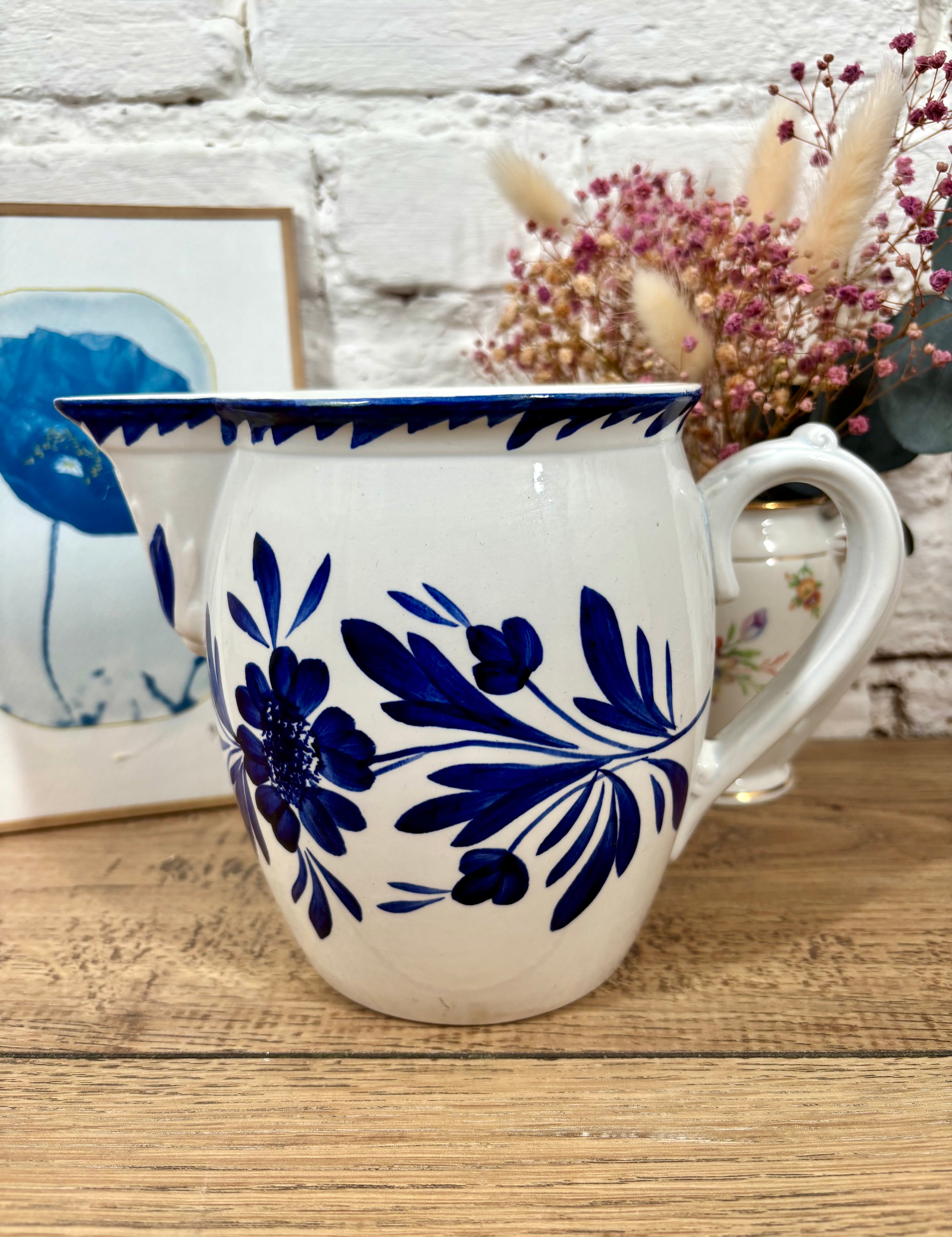 pichet faience bleue manufacture de Sarreguemines. brocante en ligne