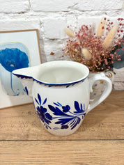 pichet faience bleue manufacture de Sarreguemines. brocante en ligne