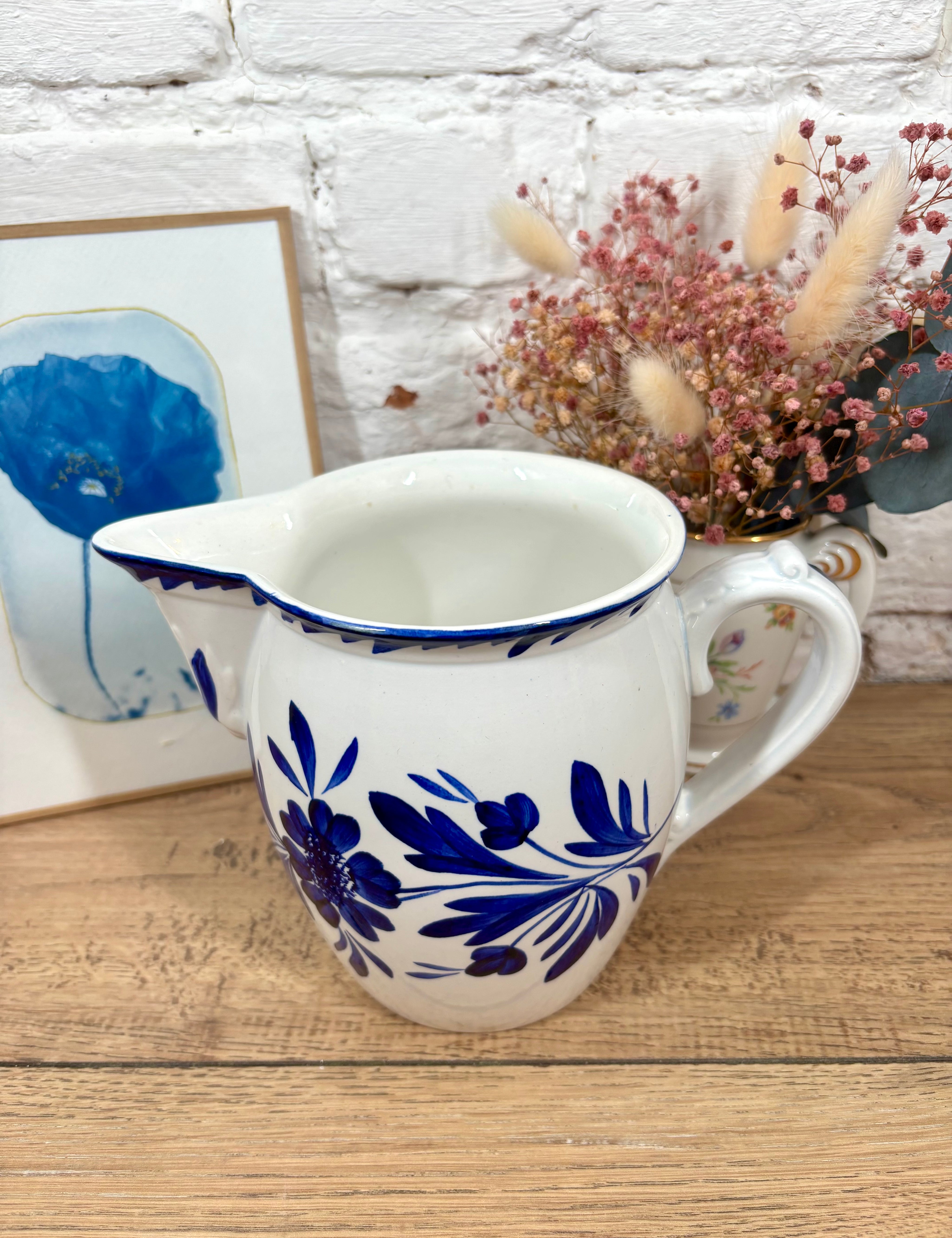 pichet faience bleue manufacture de Sarreguemines. brocante en ligne