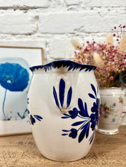 pichet faience bleue manufacture de Sarreguemines. brocante en ligne