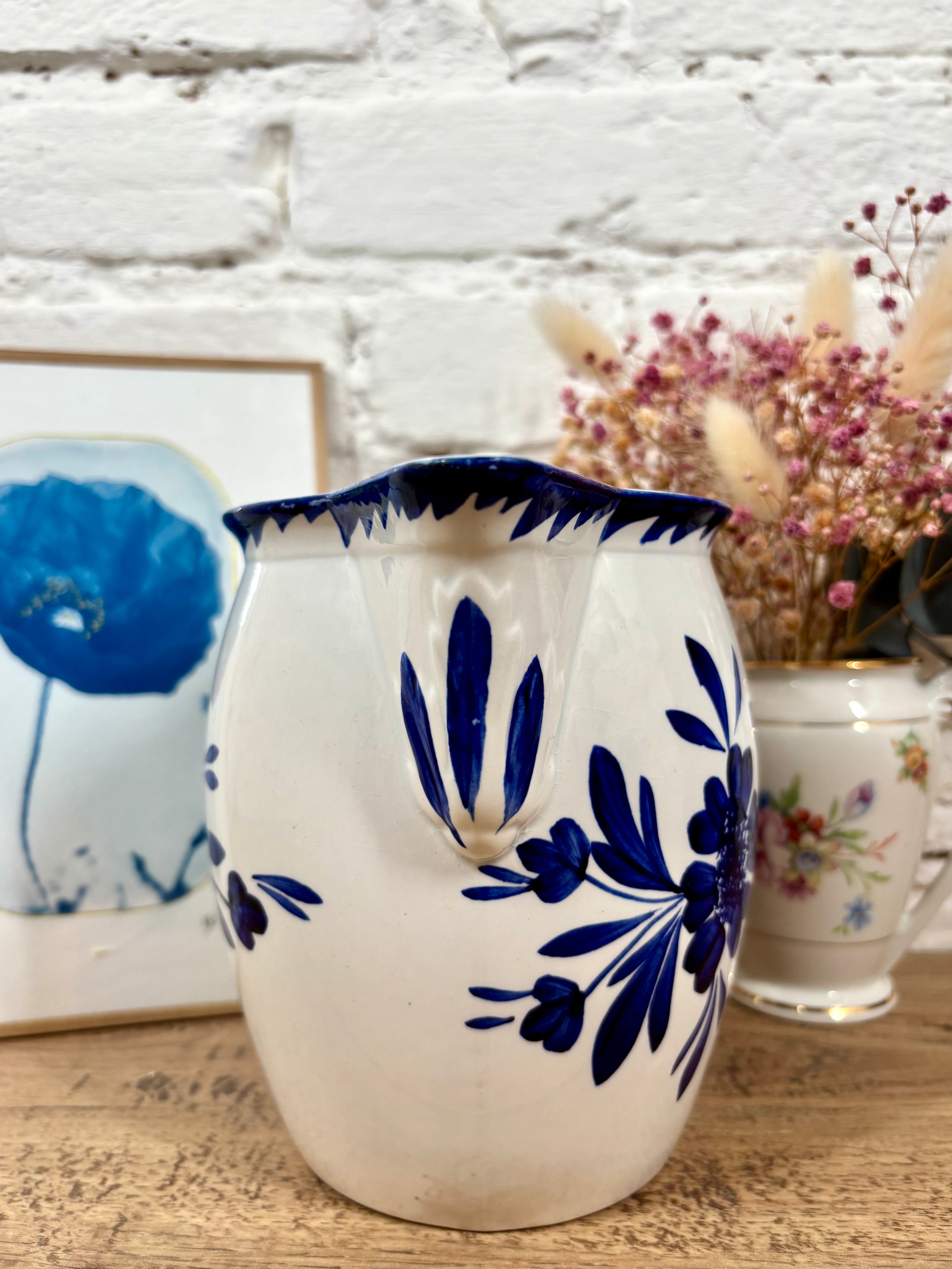 pichet faience bleue manufacture de Sarreguemines. brocante en ligne