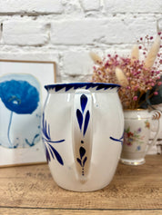 pichet faience bleue manufacture de Sarreguemines. brocante en ligne