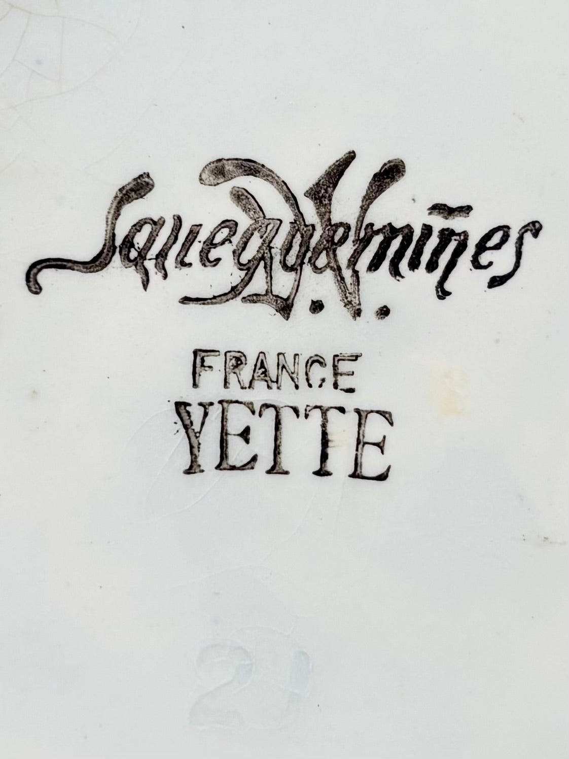 pichet faience bleue manufacture de Sarreguemines. brocante en ligne