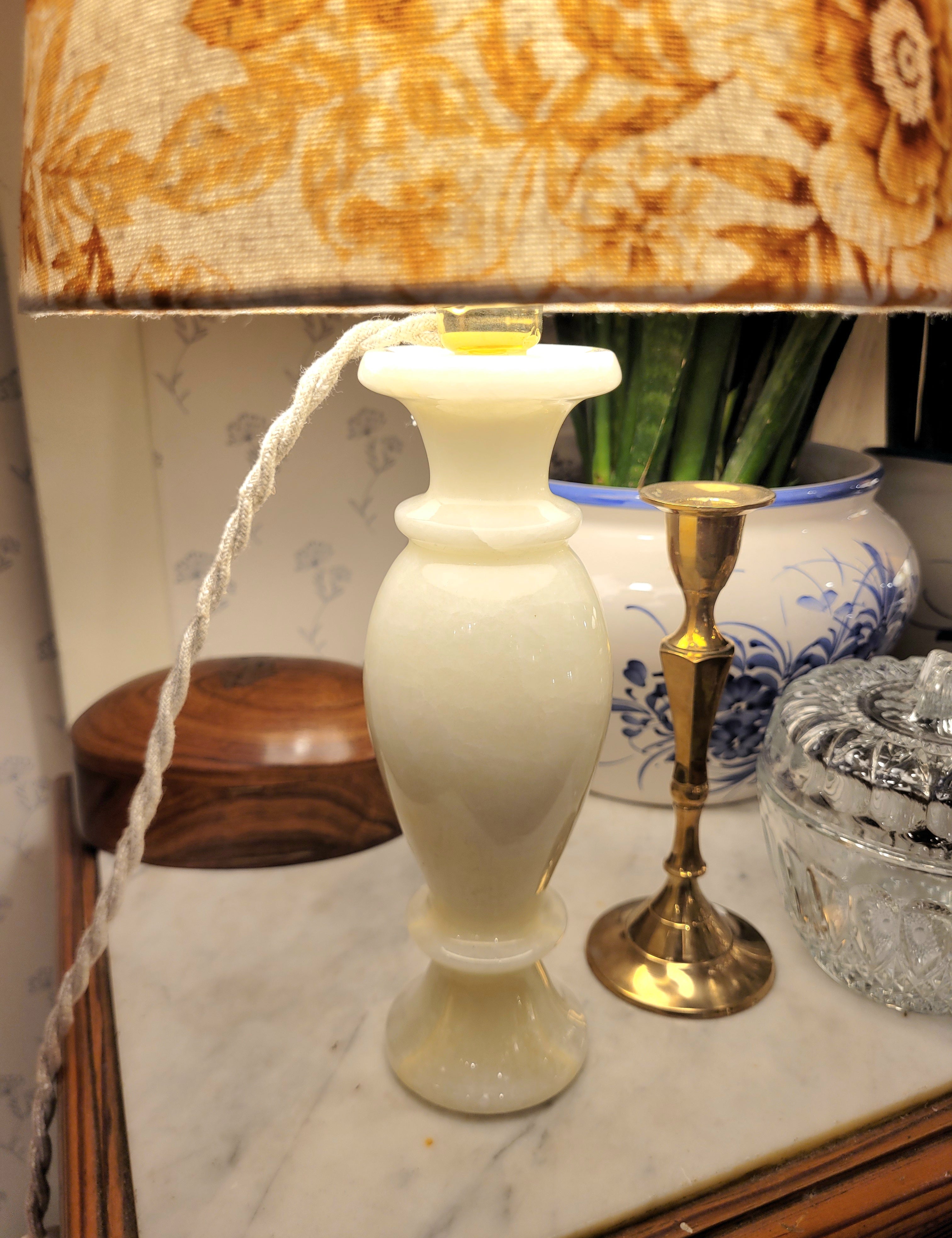 pied de lampe en onyx couleur crème chiné avec amour (électrifié à neuf) assorti à un superbe abat-jour de la créatrice rennaise Aurélie Cousin, 