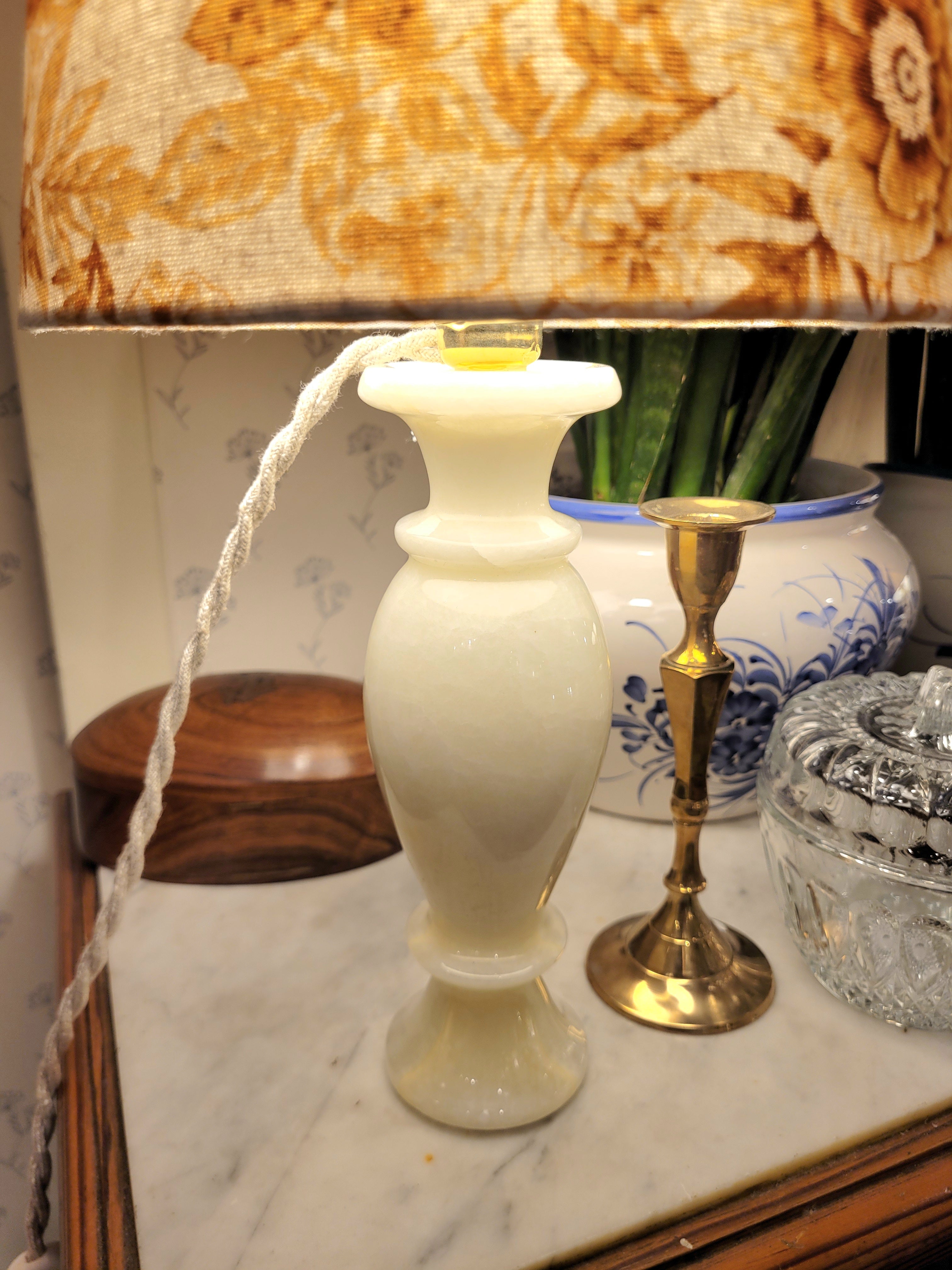 pied de lampe en onyx couleur crème chiné avec amour (électrifié à neuf) assorti à un superbe abat-jour de la créatrice rennaise Aurélie Cousin, 