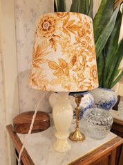 pied de lampe en onyx couleur crème chiné avec amour (électrifié à neuf) assorti à un superbe abat-jour de la créatrice rennaise Aurélie Cousin, 