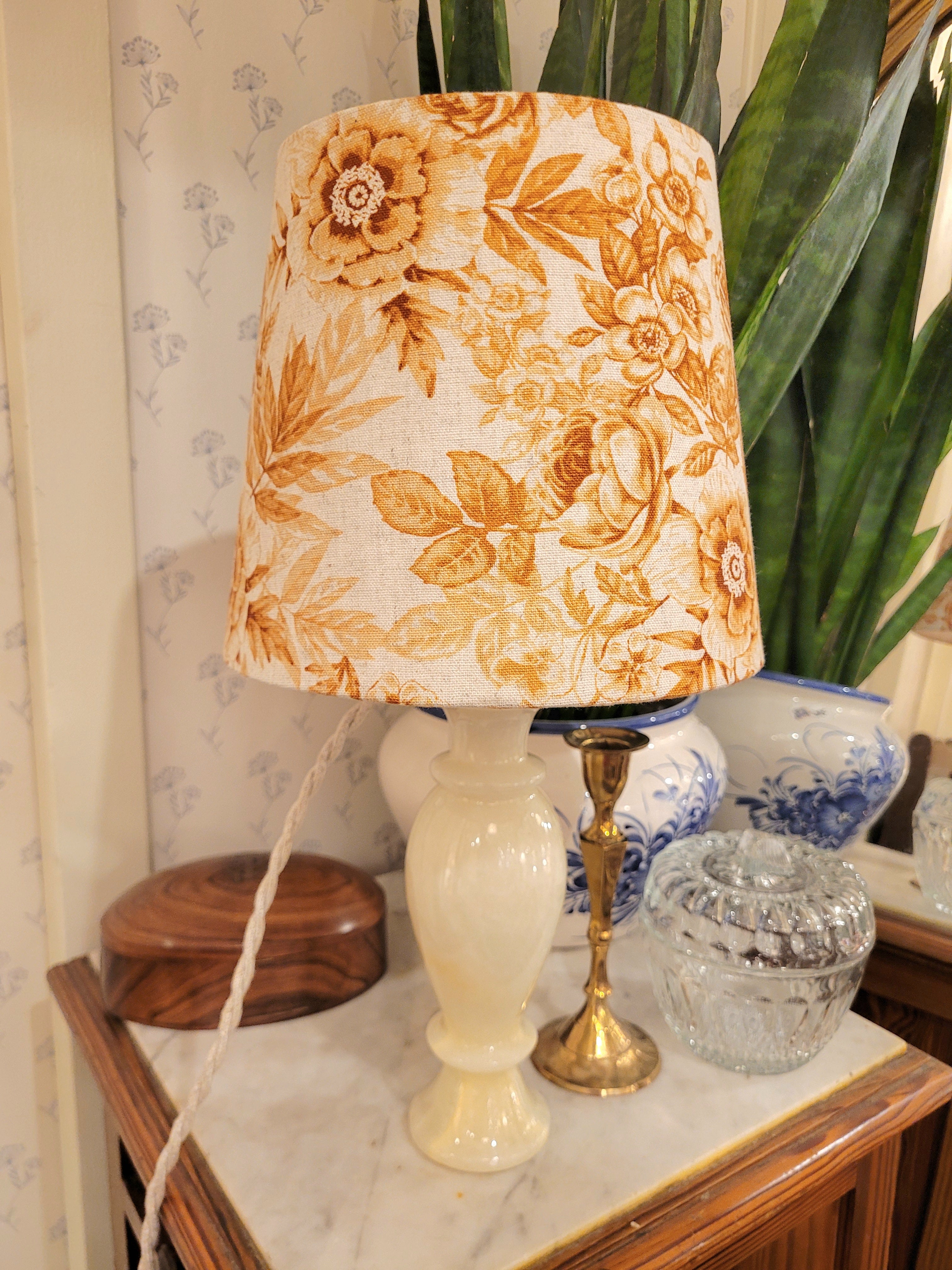 pied de lampe en onyx couleur crème chiné avec amour (électrifié à neuf) assorti à un superbe abat-jour de la créatrice rennaise Aurélie Cousin, 