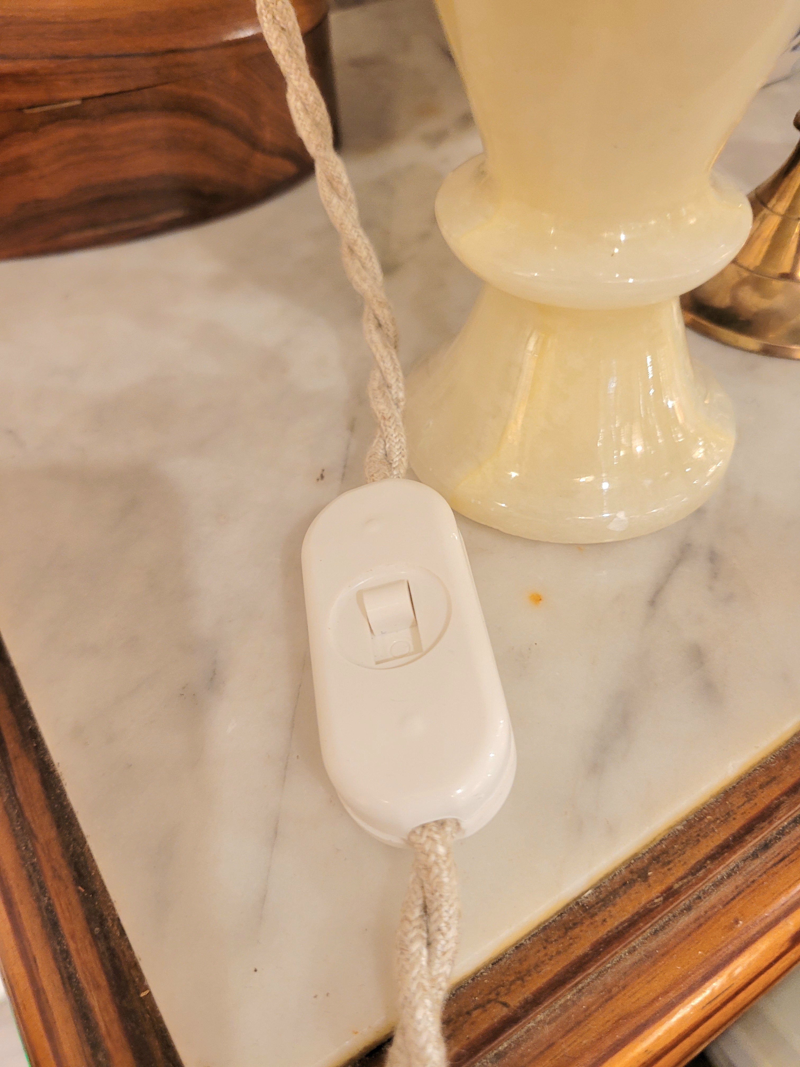 pied de lampe en onyx couleur crème chiné avec amour (électrifié à neuf) assorti à un superbe abat-jour de la créatrice rennaise Aurélie Cousin, 