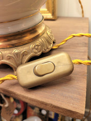 pied de lampe en porcelaine blanche chiné avec amour (électrifié à neuf) assorti à un superbe abat-jour de la créatrice rennaise Aurélie Cousin,