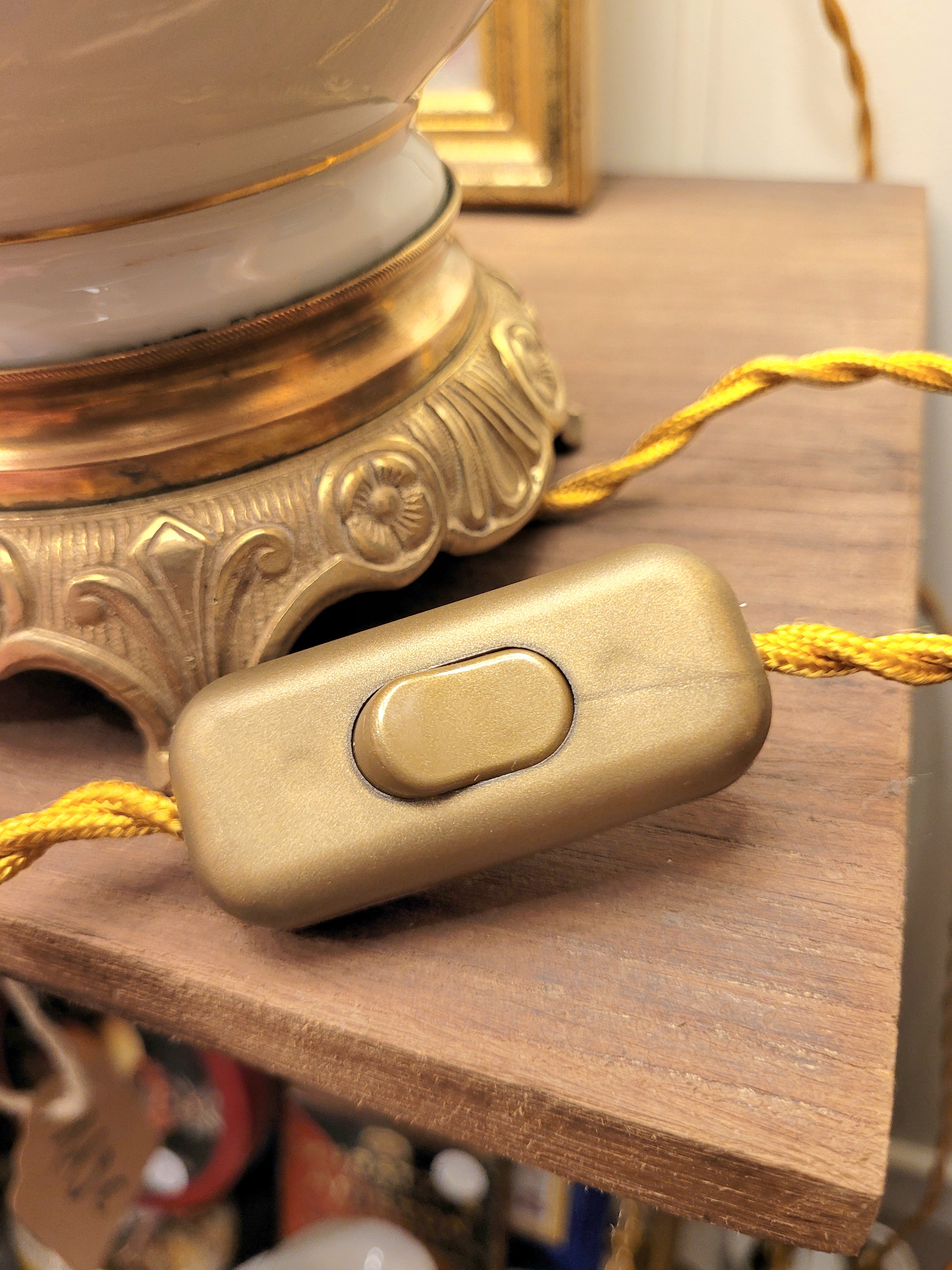 pied de lampe en porcelaine blanche chiné avec amour (électrifié à neuf) assorti à un superbe abat-jour de la créatrice rennaise Aurélie Cousin,